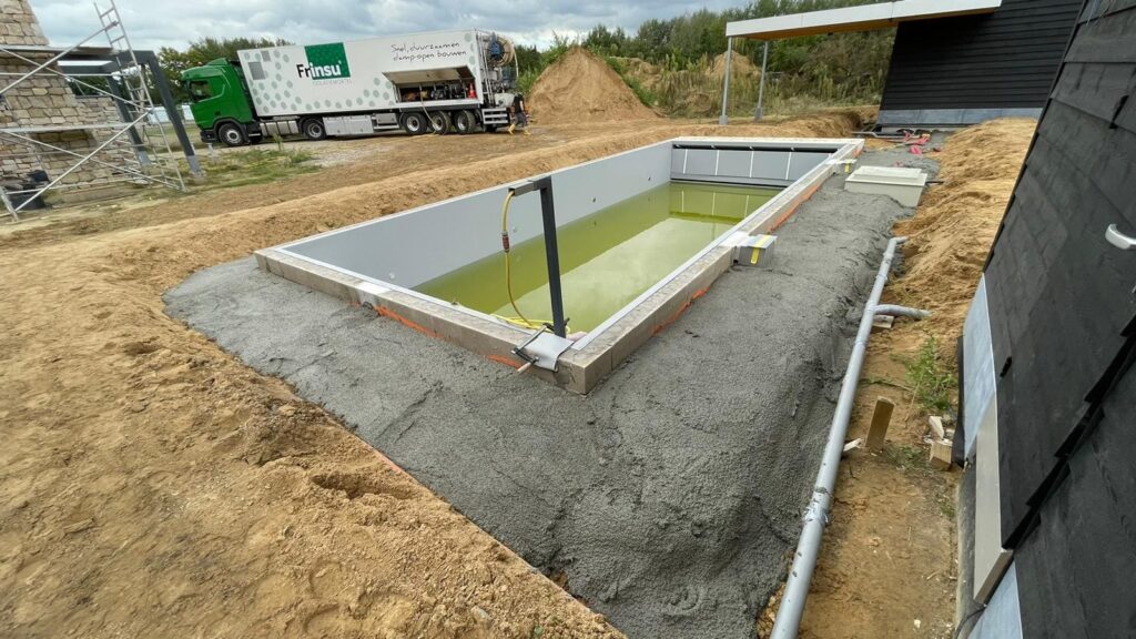 Zwembad aanvullen met isolatiebeton